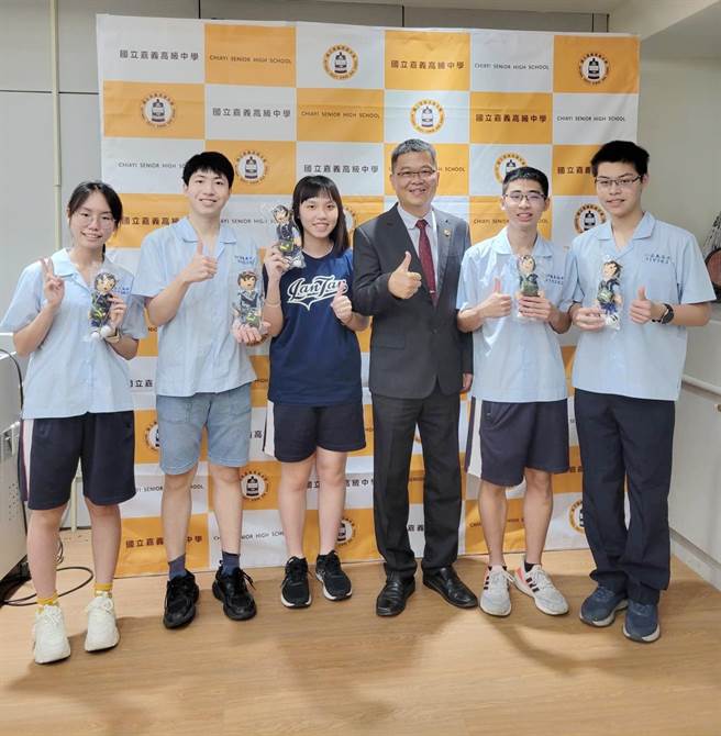 台大申请入学放榜，国立嘉义高中有16人正取台大各科系。（嘉义高中提供∕吕妍庭嘉义传真）