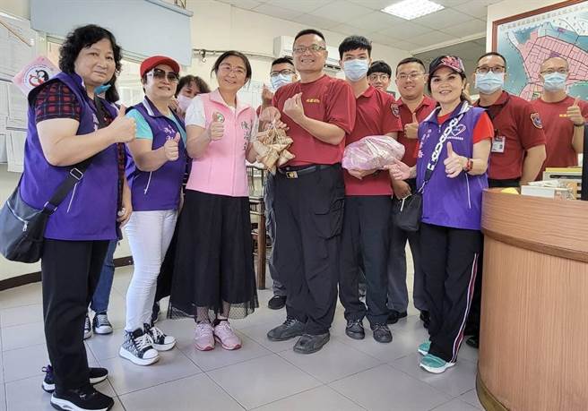 大溪妇女成长协会包粽1500颗分送弱势及公仆。(陈治文提供／吕筱蝉桃园传真)