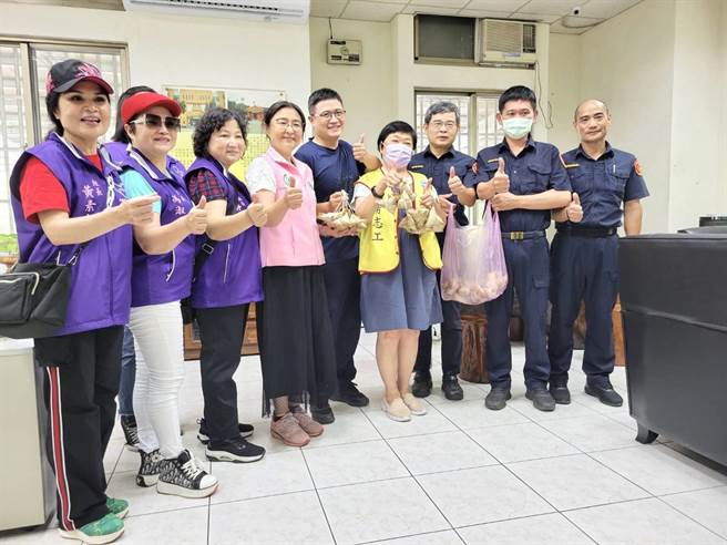 大溪妇女成长协会包粽1500颗分送弱势及公仆。(陈治文提供／吕筱蝉桃园传真)