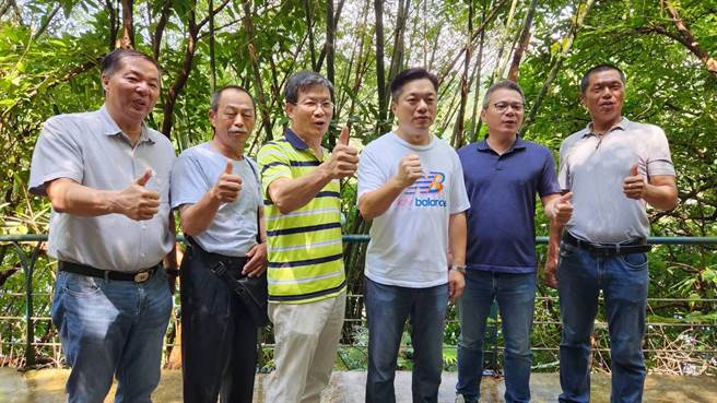 民进党全国各县市党部主委联谊会4日在宜兰县召开，会中提案请中央党部徵召宜兰县党部主委陈俊宇（右3）代表宜兰参选立委，获得所有主委的支持与共识。（吴佩蓉摄）