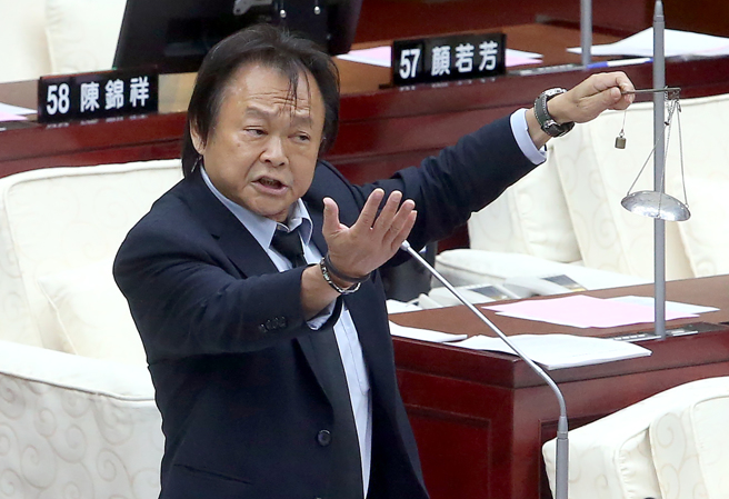 民进党台北市议员王世坚（见图）5日在市政总质询上送给台北市长蒋万安秤子，表示蒋万安身为首都市长，要自我期许「我心如秤」，公正秤量各项市政建设、资源分配，放下政党成见，当全民市长。（赵双杰摄）