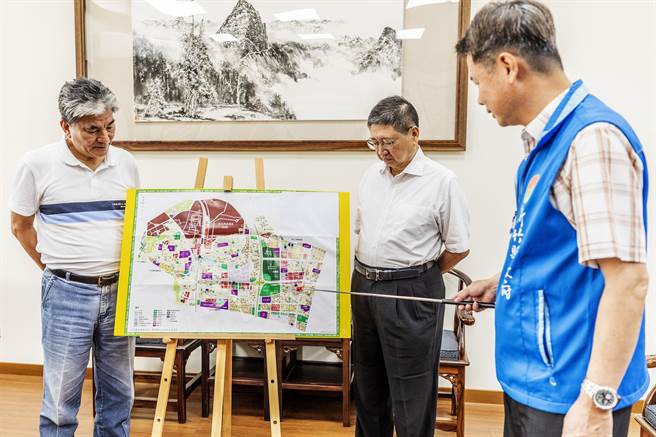 台大土木系教授李鸿源（左）到县府室了解竹北天坑案，工务处长江良渊（右）做简报。（罗浚滨摄）