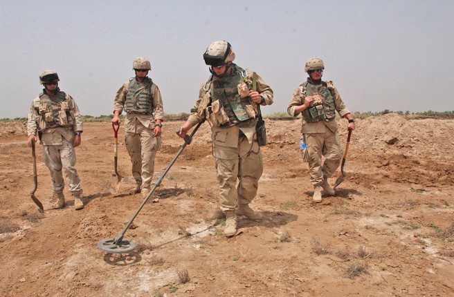  瓦格纳佣兵称，俄正规军在他们回家的路上埋地雷，幸好发现的早没被炸到。还有俄军对他们的撤退车队开火，气的瓦格纳把俄军给解除武装，俘虏指挥官。此为除雷的示意图。(图/美国陆军) 
