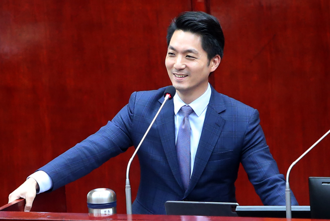 台北市长蒋万安（见图）5日到市议会进行市政总质询，针对议员王世坚送上秤子要求他「我心如秤」，要公正秤量市政建设的重要性，做好资源分配，笑着表示「谢谢议员，我心有所属」，他会很想念王世坚，希望王世坚可以继续在议会。（赵双杰摄）