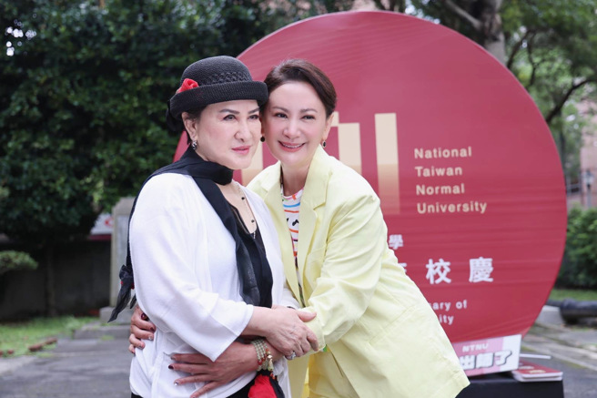 恩师杨丽花意外现身，分享爱徒获得臺师大杰出校友荣耀，让陈亚兰感动又开心。（陈亚兰提供）