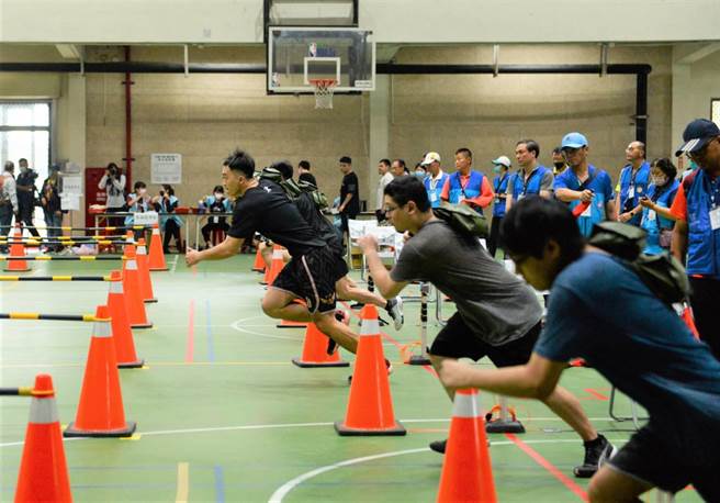 桃园市环保局表示，30公尺折返跑项目，男子最快速度为10秒63，女子最快速度为12秒10，双双打破歷年纪录。（桃园市环保局提供／陈梦茹桃园传真）
