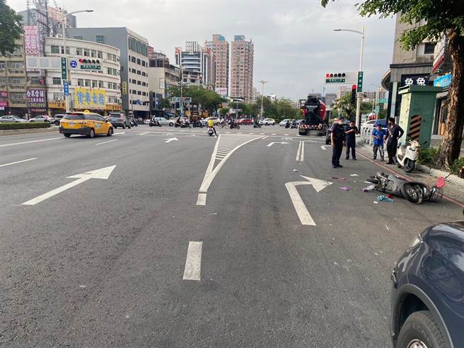 高雄市凤山区建国路三段与澄清路口，今日下午5时许发生一起车祸。（警方提供／杨舒婷高雄传真）