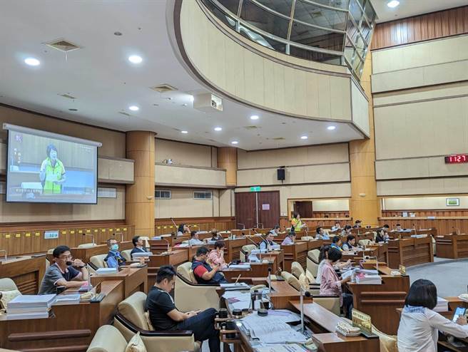 基隆市议会5日下午通过市府的青年电动机车预算，但要求市府应提供不限厂牌的电动机车补助方案。（张志康摄）