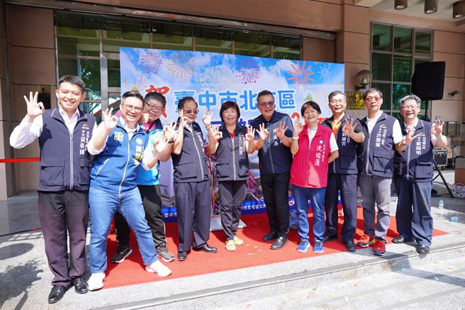 台中市北屯区人口数正式突破30万人，北屯区公所在公所1楼广场举行揭彩庆祝活动。（台中市政府提供／冯惠宜台中传真）
