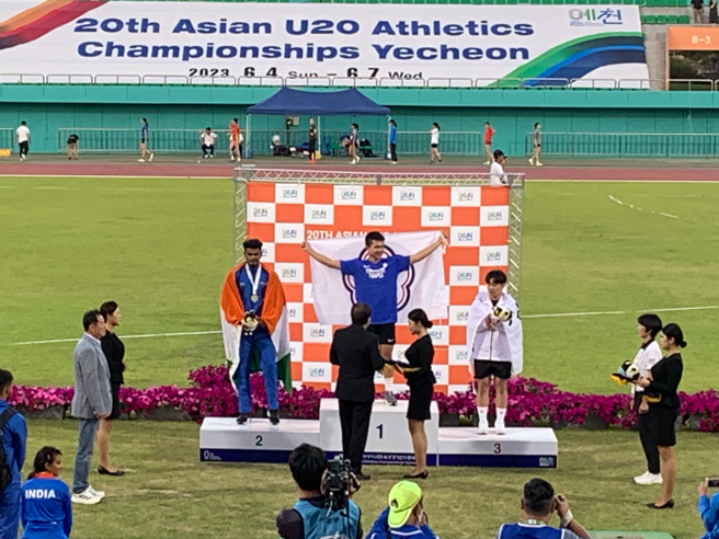 黄潮鸿(中)在韩国亚青田径赛为中华代表团夺下首面金牌。(中华田协提供)