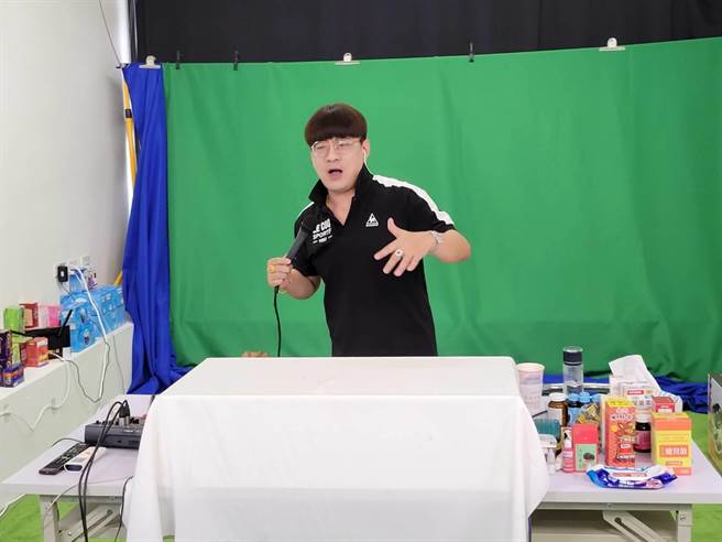 有电视购物小天王之称的「阿国」，秉持回馈社会的感恩心，免费送癌友高檔营养品。（阿国提供）