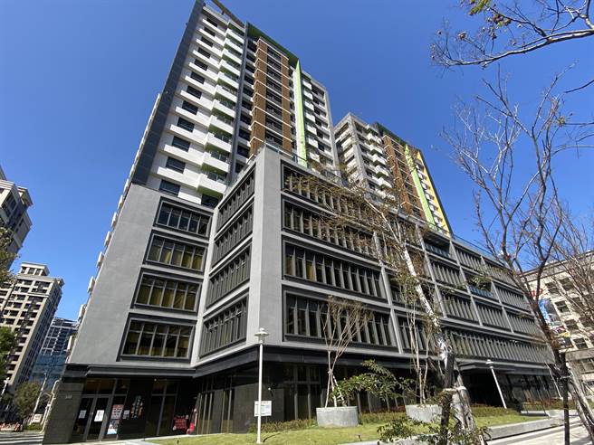 桃园市推动「高龄友善换居专案」，鼓励银髮长者将自有住宅交由市府代管，长辈则换居至市府兴办的社宅，享受无障碍的生活空间。（蔡依珍摄）