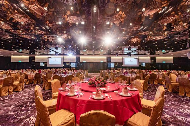 天成世贸国际会馆推出谢师宴，中式宴席每桌8,800元起+10%，百匯自助餐每位880元起+10%。（图／天成饭店集团）