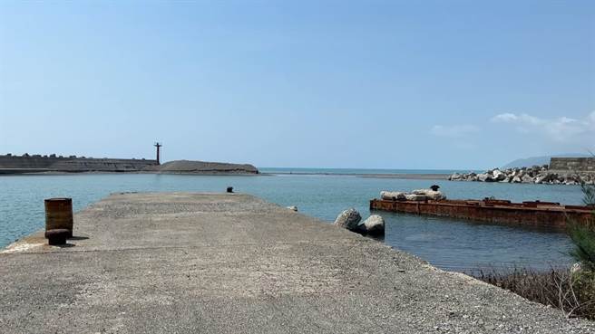 台东县大武渔港长年饱受淤砂之苦，渔民喊话兴建防坡堤拦阻漂砂。（萧嘉蕙摄）