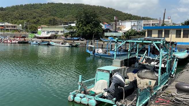 台东县大武渔港港嘴淤沙无法通行，衝击至少20名渔民生计。（萧嘉蕙摄）