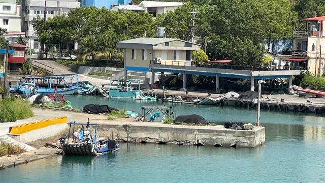 台东县政府经研究后发现，採用防坡堤工程拦阻漂砂，可能会导致南兴海岸被侵蚀。（萧嘉蕙摄）