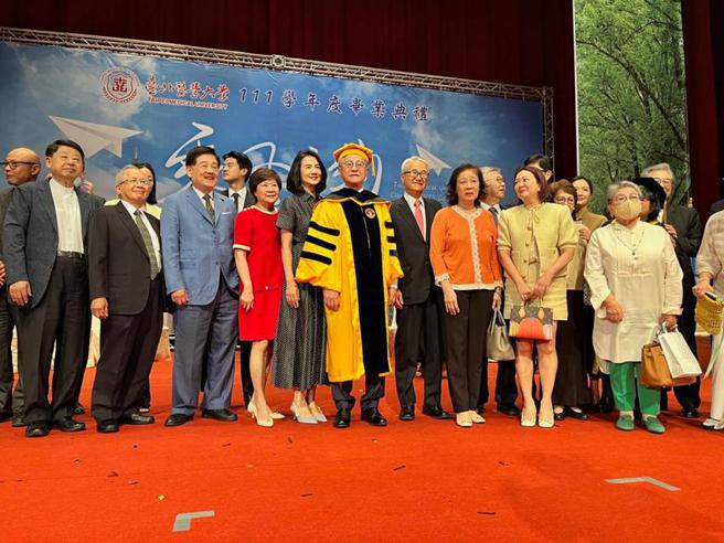 （吴东亮与吴东亮在北医毕业典礼结束后上台合照。图／读者提供）