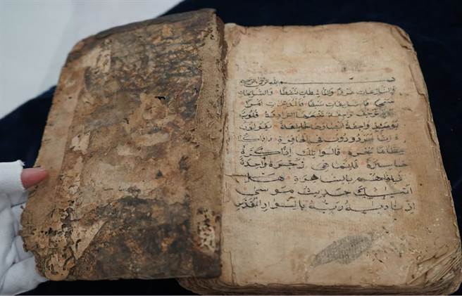 身为土耳其慈济志工的穆斯林胡光中，将500年的手抄《古兰经》放在台湾家中典藏，却因不耐台湾湿热气候遭到虫蚀。（慈济基金会提供／罗亦晽花莲传真）