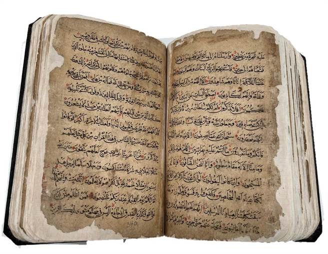 身为土耳其慈济志工的穆斯林胡光中3年前将遭虫蚀的500年手抄《古兰经》，交由国立臺湾图书馆「图书医院」修復，歷经3年时间终于完成。（慈济基金会提供／罗亦晽花莲传真）