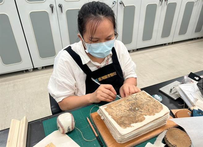 身为土耳其慈济志工的穆斯林胡光中3年前将遭虫蚀的500年手抄《古兰经》，交由国立臺湾图书馆「图书医院」修復，歷经3年时间终于完成。（慈济基金会提供／罗亦晽花莲传真）