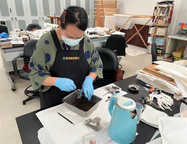 身为土耳其慈济志工的穆斯林胡光中3年前将遭虫蚀的500年手抄《古兰经》，交由国立臺湾图书馆「图书医院」修復，歷经3年时间终于完成。（慈济基金会提供／罗亦晽花莲传真）