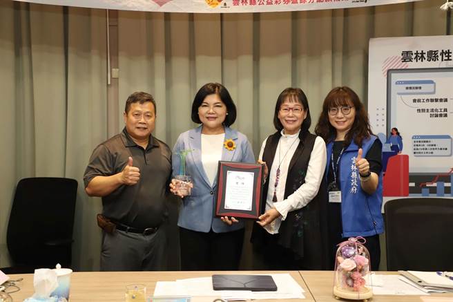 云林县长张丽善（左二）授新任性平委员聘书，强化性平教育、申诉管道绝不护短。（云林县政府提供／张朝欣云林传真）