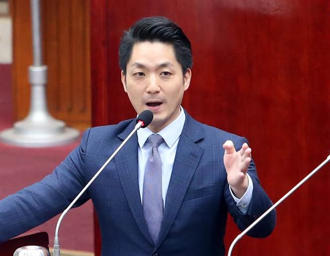 台北市蒋万安今承诺，年底前完工5条实体人行道。（赵双杰摄）