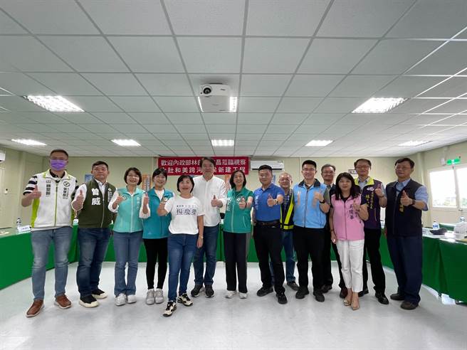 地方期盼许久，连结台中大肚区与彰化和美镇的大肚、和美大桥今年初开始施工，内政部长林右昌（左6）5日下午至大肚区工地视察进度。（台中市政府提供／潘虹恩台中传真）