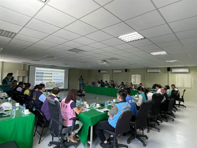 地方期盼许久，连结台中大肚区与彰化和美镇的大肚、和美大桥今年初开始施工，内政部长林右昌5日下午视察大肚、和美跨河大桥工程，听取工程简报进度。（台中市政府提供／潘虹恩台中传真）