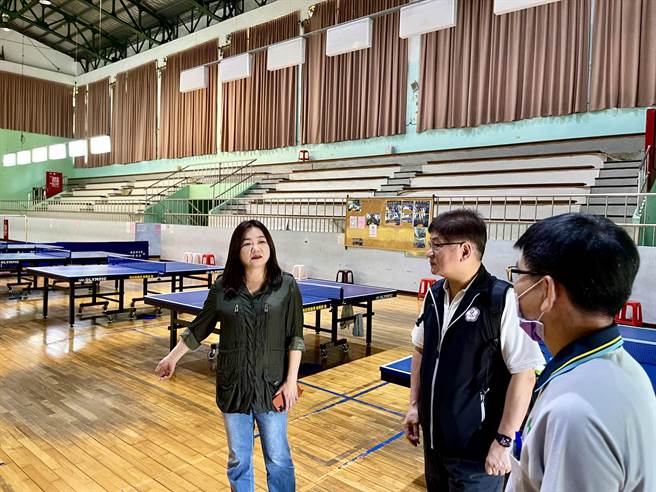 草屯镇立体育馆常举办桌球或羽球赛，启用超过20年内部设施残破不堪，立委马文君邀体育署官员实地会勘要求改善。（杨静茹摄）