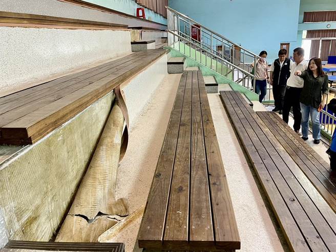 草屯镇立体育馆设施年久失修，看台残破不堪，木地板严重磨损。（杨静茹摄）