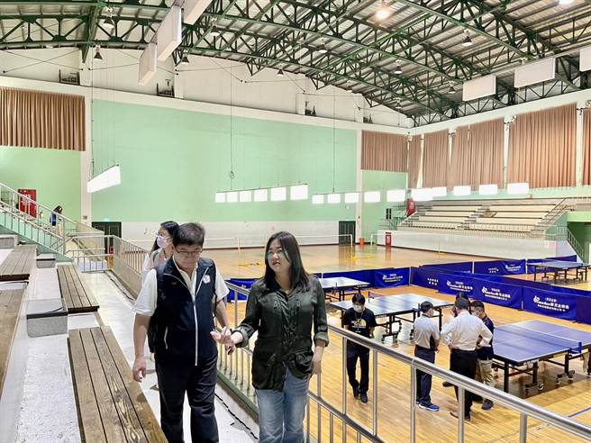 立委马文君（右）认为桃园与球场斥资12亿元，草屯镇立体育馆却破成这样，要体育署副署长洪志昌帮忙争取经费修缮。（杨静茹摄）