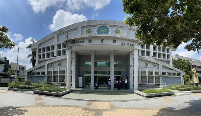 草屯镇立体育馆启用超过20年，内部设施老旧，而且没有空调。（杨静茹摄）