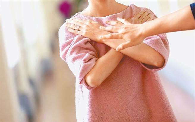 国民党前智库研究员曾柏文被指控任职《端传媒》期间性骚扰女性。图为示意画面，非当事人。（本报资料照片）