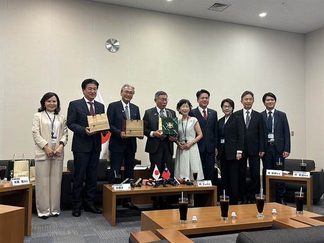 柯文哲与古屋圭司、木原稔交流时，主动询问台湾要加入CPTPP是否有建议。（杨亚璇摄）