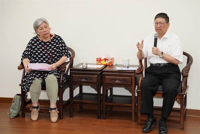 县长杨文科（右）与新丰反生命园区对话，允诺3个月内完成总检讨评估报告。（新竹县政府提供／罗浚滨新竹传真）