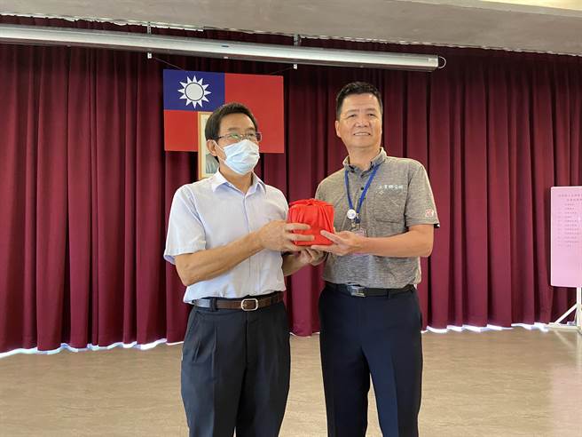 宜兰县政府指派江淳铭（右）为代理乡长，县府人事处长黄水桐（左）今到三星乡公所监交。（吴佩蓉摄）
