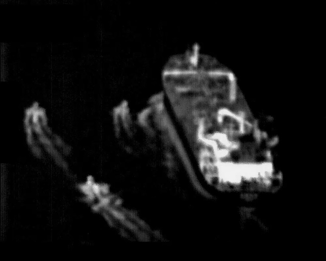 P-8巡逻机拍摄到3艘伊朗警艇试图接近商船。(图/美联社)