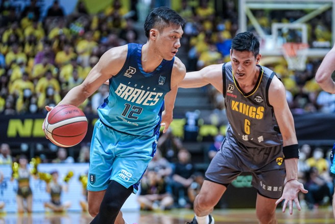 林志杰运球尝试突破杨敬敏防守。（PLG提供）