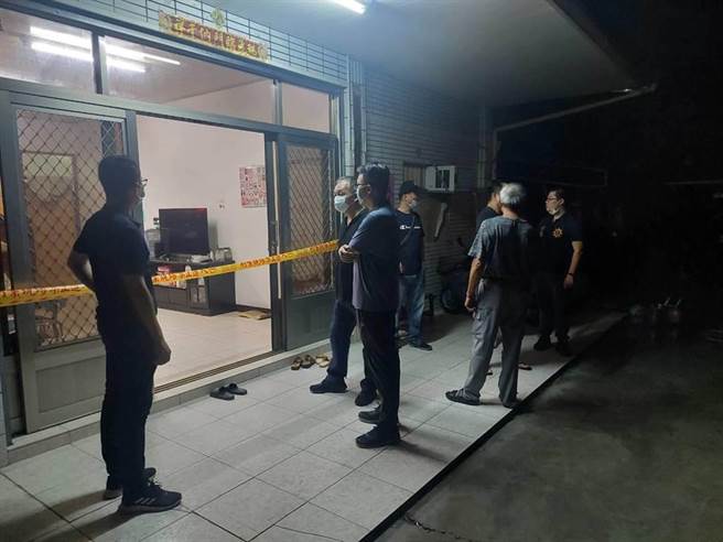 嘉义县竹崎分局警方2日在案发后封锁现场，进行搜证调查。（读者提供／廖素慧嘉义传真）