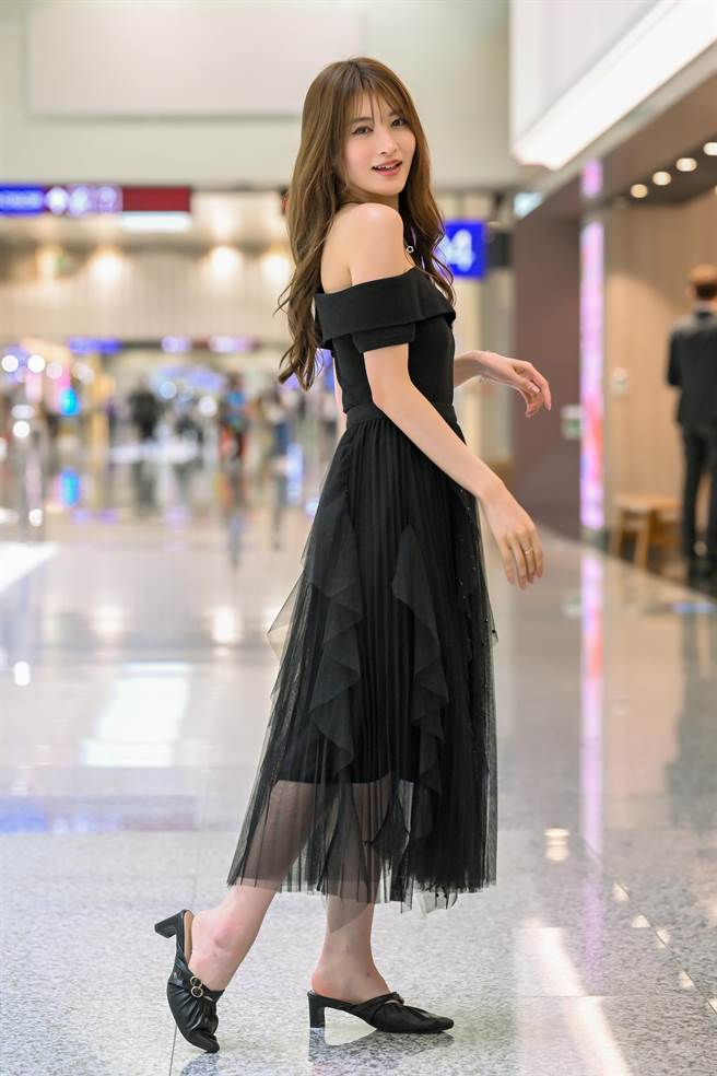 来台快闪台湾粉丝会活动且在台宣布立即引退的日本AV女优相泽南，在结束活动后于5日搭机返日，相泽南说，谢谢粉丝的支持，也请以后期待全新「相泽南」的表现。（陈麒全摄）