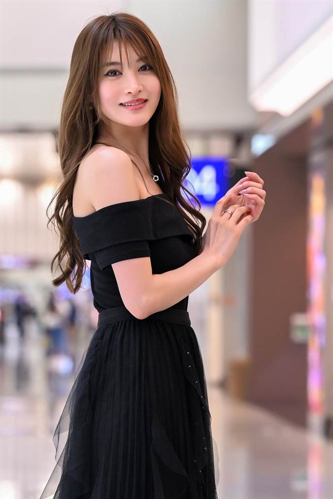 来台快闪台湾粉丝会活动且在台宣布立即引退的日本AV女优相泽南，在结束活动后于5日搭机返日，相泽南说，谢谢粉丝的支持，也请以后期待全新「相泽南」的表现。（陈麒全摄）