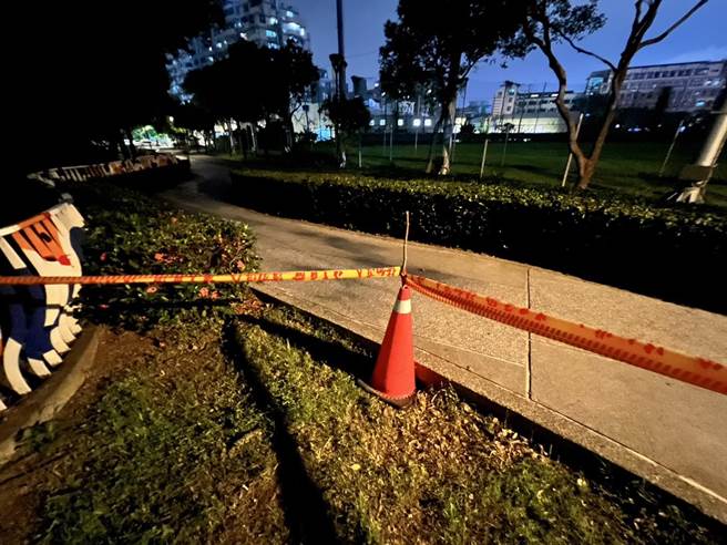 针对大里东湖公园出现坑洞，大里区公所晚间已派员拉起警戒区域提醒民眾。（大里区公所提供／潘虹恩台中传真）