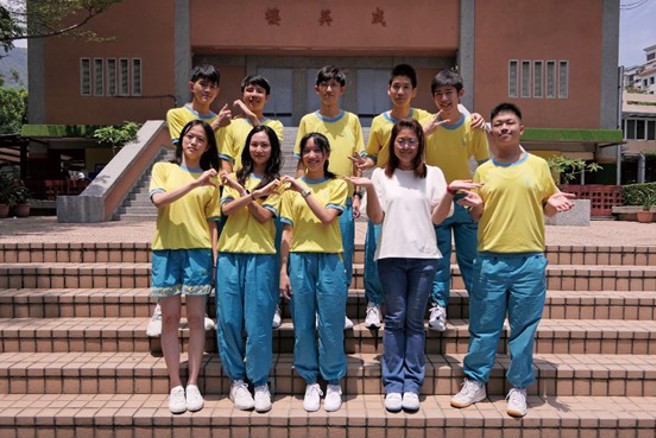 薇阁中学个人申请台大医学系正取生与导师合影，前排左起林宜慧、锺姵缇、王颖婕、导师陈慧芳、陈冠维，后排左起吴语陞、吕学宥、王文灿、林圣哲、赖柏勛（校方提供）
