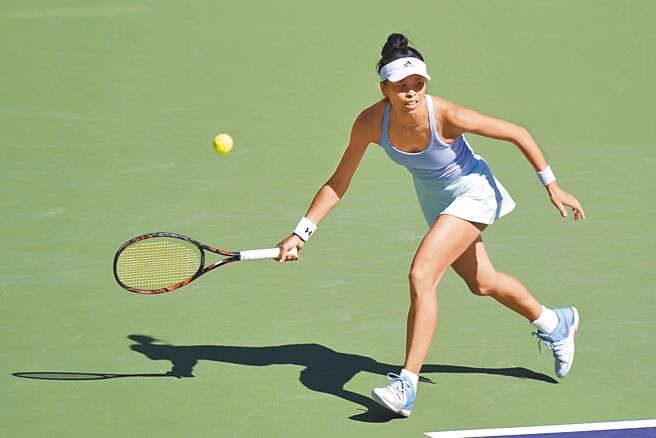 谢淑薇与大陆选手王欣瑜莎入法网女双决赛。（美联社资料照）