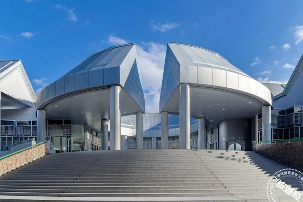 廣島市現代美術館C字形的屋頂開口正是朝向原子彈爆炸的方向，與市區原爆地點呈一直線。(HIT廣島縣觀光聯盟提供)