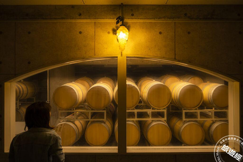 一個個大木桶整齊排列的地下酒窖，感受葡萄酒釀造的過程與氛圍。(HIT廣島縣觀光聯盟提供)