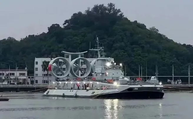 欧洲野牛于2009年7月由中国向乌克兰购入4艘，其中2艘则由乌克兰提供包括燃气轮机在内的全套设计、建造技术，并派技术人员协助中国建造。（图／网易）