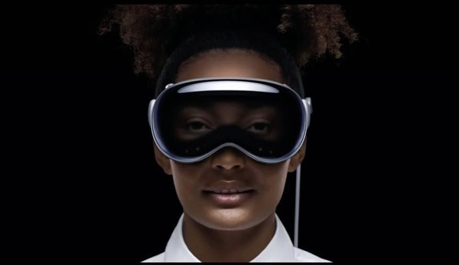 苹果发表首款头戴装置Apple Vision Pro。（截自APPLE YouTube影片）