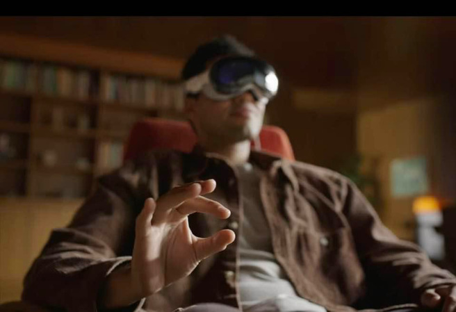 只要动动手指，就能操控Apple Vision Pro。（截自APPLE YouTube影片）